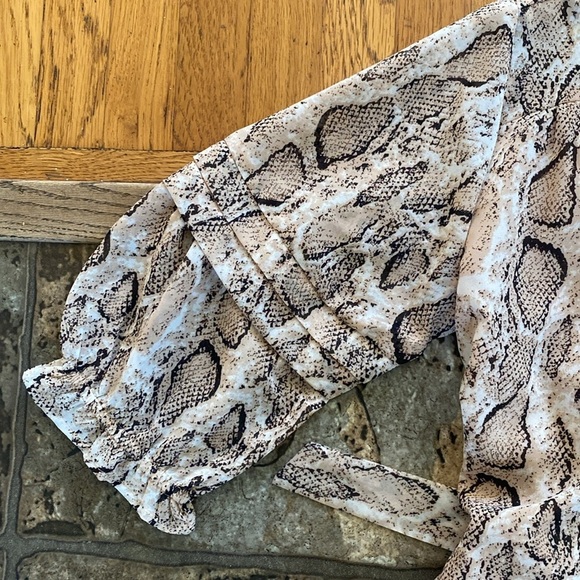 Walter Baker Snake Print Wrap Blouse Size Medium - Picture 3 of 11